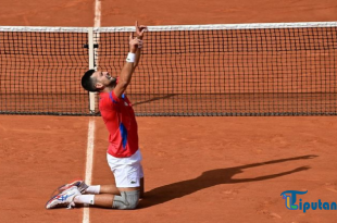 Djokovic Menangis, Berlutut di Lapangan, Akhirnya Raih Emas Olimpiade