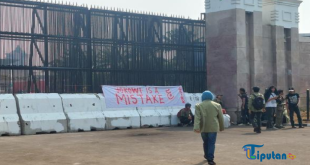 Mahasiswa Kembali Demo di Gedung DPR, Pasang Spanduk "Jokowi is a Mistake"