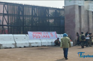 Mahasiswa Kembali Demo di Gedung DPR, Pasang Spanduk "Jokowi is a Mistake"