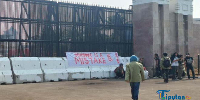 Mahasiswa Kembali Demo di Gedung DPR, Pasang Spanduk "Jokowi is a Mistake"