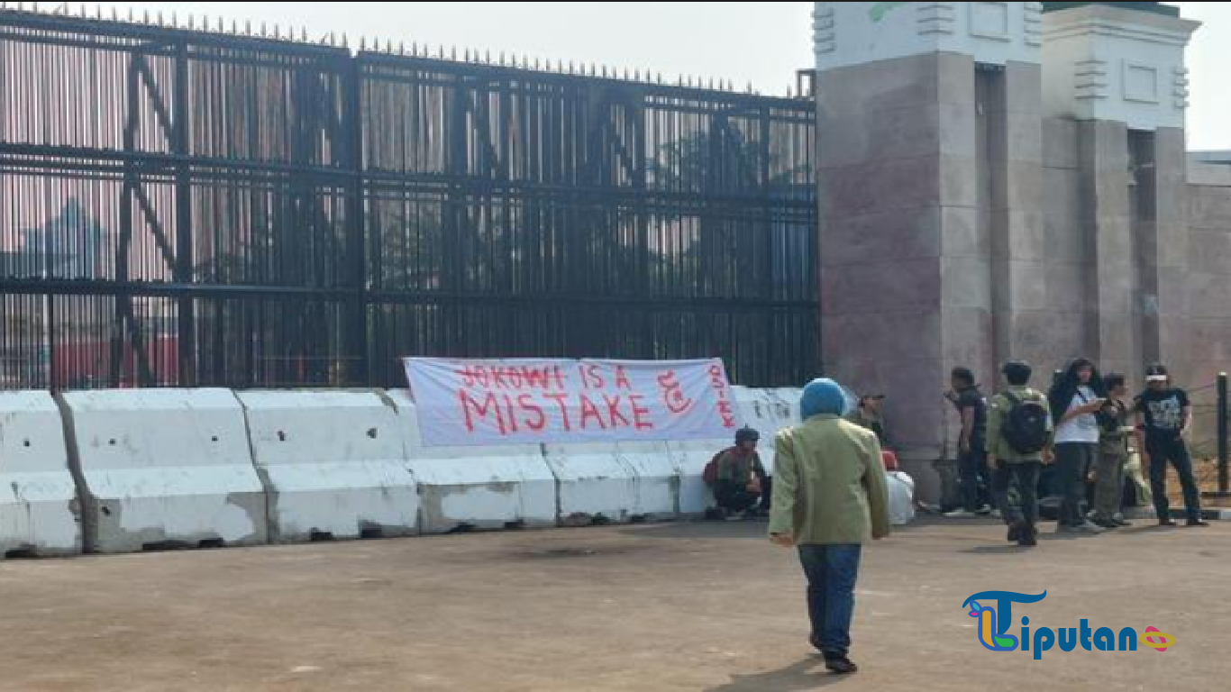 Mahasiswa Kembali Demo di Gedung DPR, Pasang Spanduk "Jokowi is a Mistake"