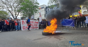 Massa Mahasiswa di Samarinda Berkumpul Sore Ini, Bakar Ban di Jalan