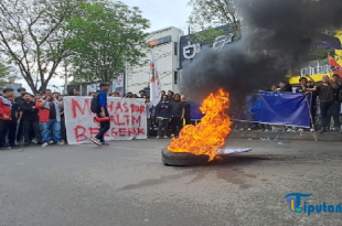 Massa Mahasiswa di Samarinda Berkumpul Sore Ini, Bakar Ban di Jalan