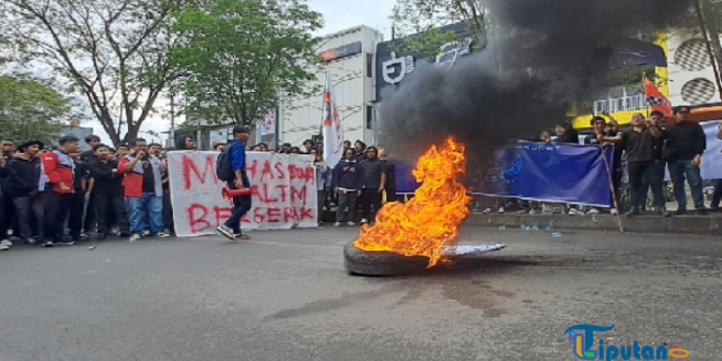 Massa Mahasiswa di Samarinda Berkumpul Sore Ini, Bakar Ban di Jalan