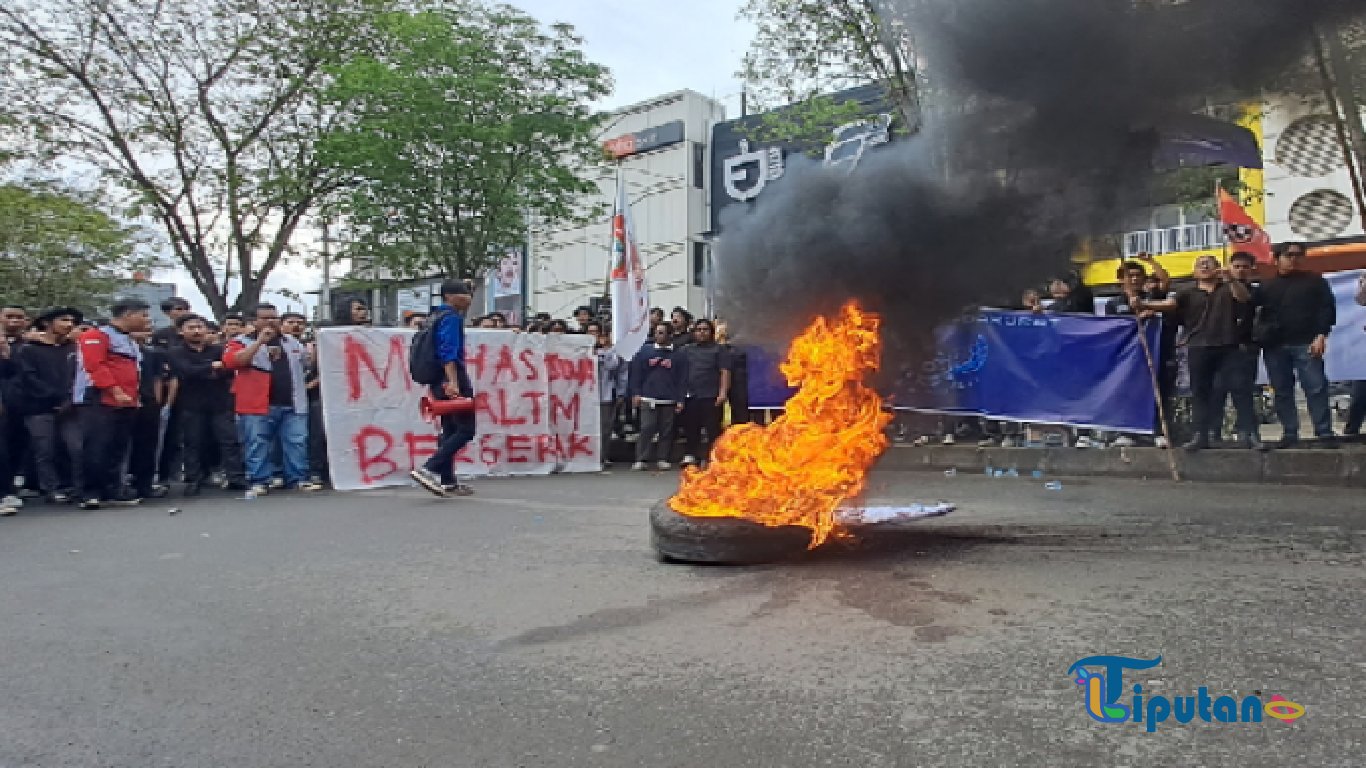 Massa Mahasiswa di Samarinda Berkumpul Sore Ini, Bakar Ban di Jalan