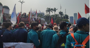 Hujan Lebat, Massa Tetap Gelar Aksi Demo Hari Tani di Depan Gedung DPR