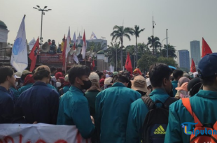 Hujan Lebat, Massa Tetap Gelar Aksi Demo Hari Tani di Depan Gedung DPR