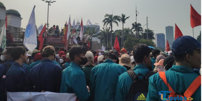 Hujan Lebat, Massa Tetap Gelar Aksi Demo Hari Tani di Depan Gedung DPR