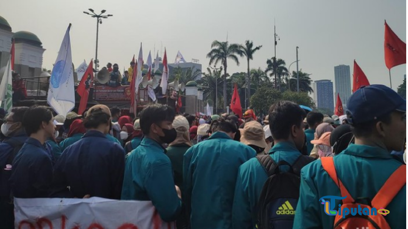 Hujan Lebat, Massa Tetap Gelar Aksi Demo Hari Tani di Depan Gedung DPR