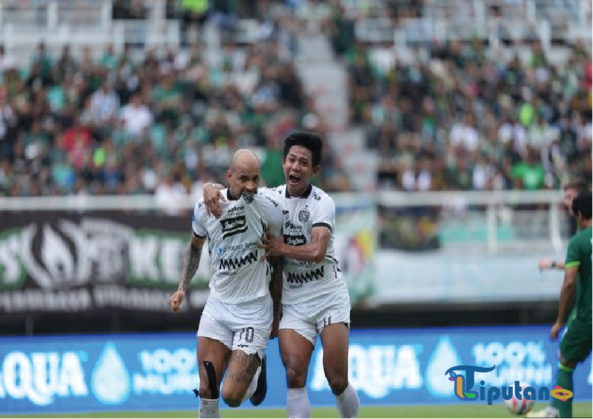 Carlos Pena Apresiasi Keakraban The Jakmania dan Bonek di Laga Persebaya vs Persija