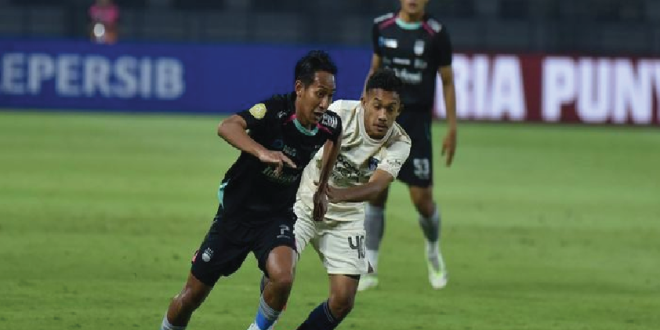 Hasil Liga 1: Persib Bandung Tundukkan 10 Pemain Persita, Diwarnai Kartu Merah dan Makin Dekati Persebaya