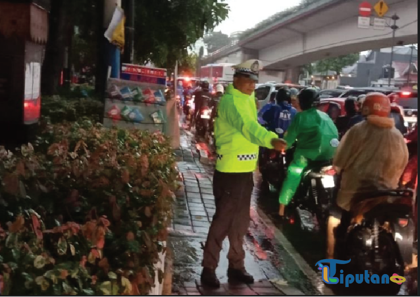 Hujan Lebat Turun di Jakarta, Jalan Letjen Suprapto Tersendat Pagi Ini