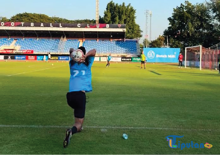 True Bangkok United Mulai Latihan Throw-In untuk Pratama Arhan, Tak Heran Semua Ball Boy Diberikan Handuk