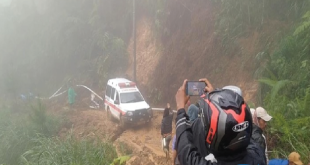 Warga yang Berteduh di Rumah Sekdes Tersapu Longsor di Petungkriyono, Pekalongan