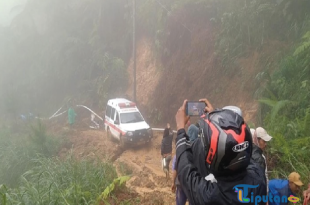 Warga yang Berteduh di Rumah Sekdes Tersapu Longsor di Petungkriyono, Pekalongan