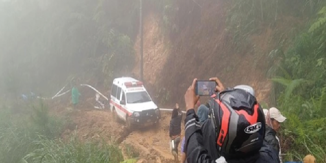 Warga yang Berteduh di Rumah Sekdes Tersapu Longsor di Petungkriyono, Pekalongan