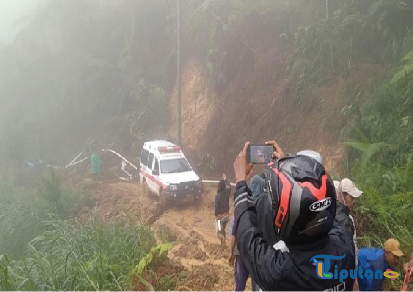 Warga yang Berteduh di Rumah Sekdes Tersapu Longsor di Petungkriyono, Pekalongan