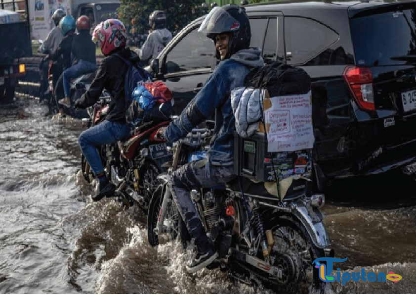 Banjir di Jalur Pantura Situbondo Sebabkan Kemacetan Parah