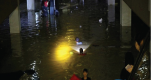 Banjir Menerjang Mega Bekasi Hypermall, Pengunjung Panik Berlarian