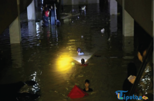 Banjir Menerjang Mega Bekasi Hypermall, Pengunjung Panik Berlarian