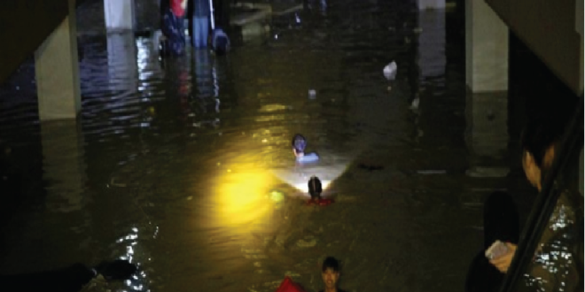 Banjir Menerjang Mega Bekasi Hypermall, Pengunjung Panik Berlarian