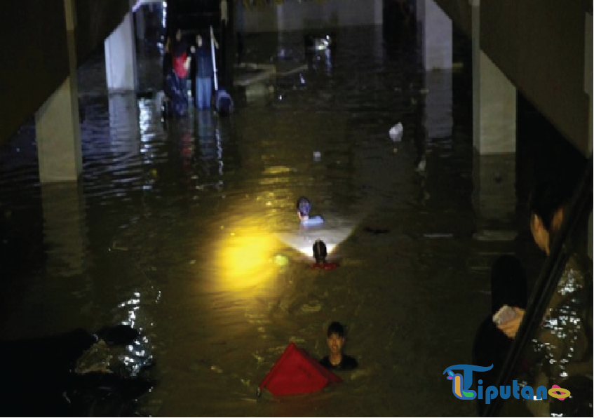 Banjir Menerjang Mega Bekasi Hypermall, Pengunjung Panik Berlarian