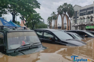 Puluhan Mobil Terendam Banjir di Ruko Bekasi, Air Mencapai 120 Cm