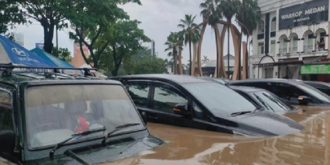 Puluhan Mobil Terendam Banjir di Ruko Bekasi, Air Mencapai 120 Cm