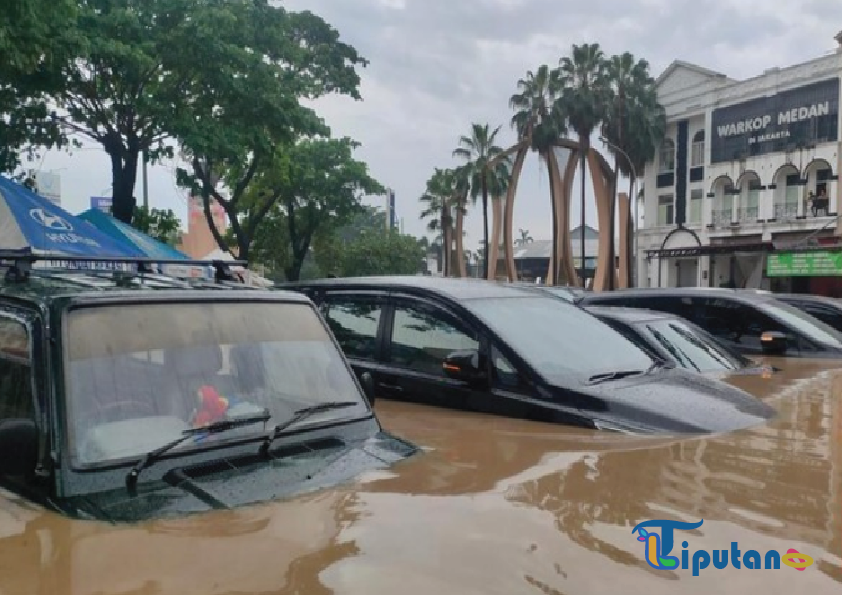 Puluhan Mobil Terendam Banjir di Ruko Bekasi, Air Mencapai 120 Cm